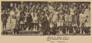 Morlaix groupe de fillettes et garçons départ colonie de vacances de Kersaliou St-Pol-de-Léon Le Télégramme 7 août 1952