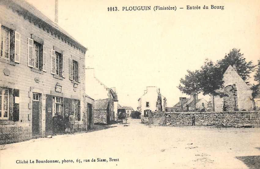 Plouguin entrée du bourg