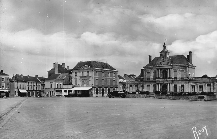 Chalonnes-sur-Loire place hôtel de ville