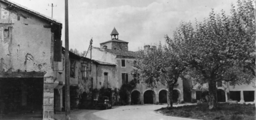 Fourcès la place et la vielle horloge
