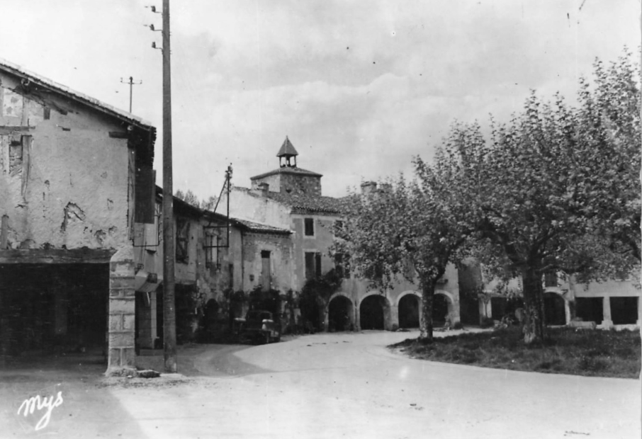 Fourcès la place et la vielle horloge