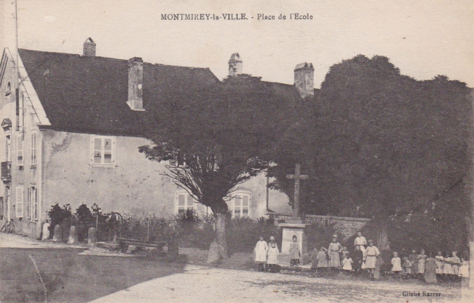 Montmirey-la-ville place de l'école